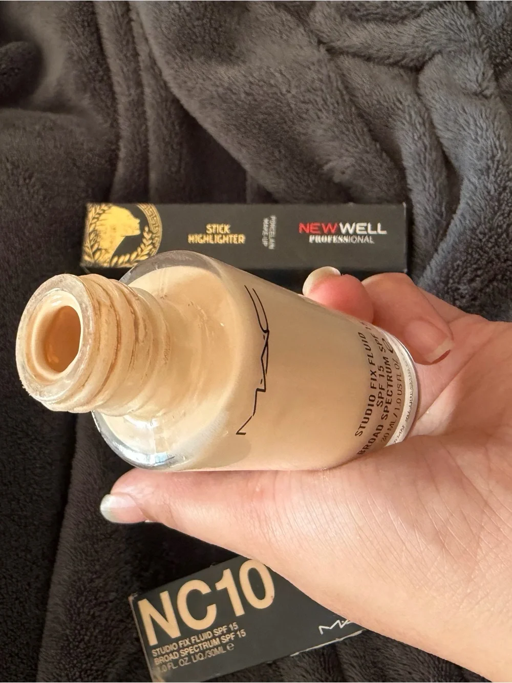 MAC Cosmetics Foundation NC10 - Porcelain / Pale with free gift